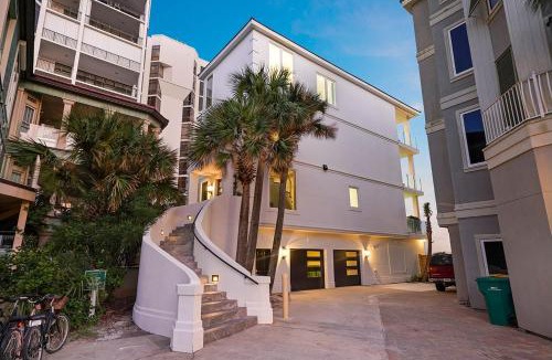 Destin House | Diamond in the Dunes - Huge Beachfront Vacation Home with Large Pool Area & Ocean Views