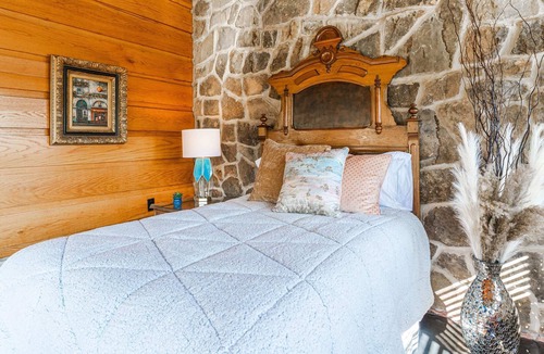 South Pittsburg Villa | Diamond Royale ⬥ Penthouse w/ Luxury Hot Tub