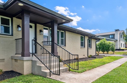 Murfreesboro House | Diana’s Place – 6 BDR Ranch for Long or Short Stays! Heart of the City