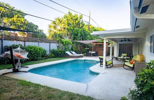 Tropic Palms House | Dinas Home with Modern Interior and Heated Pool