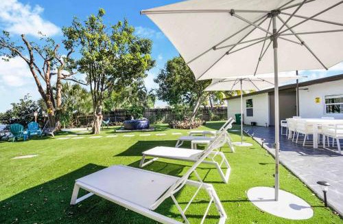Miami Gardens Villa | Dior Lake Front Villa With Infinity Pool