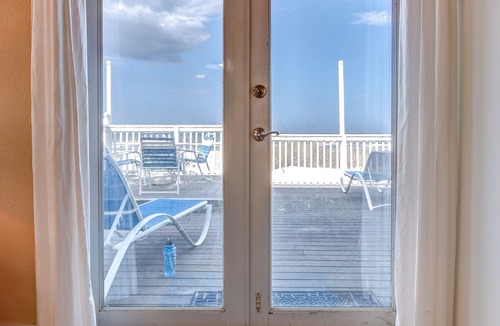 Boardwalk Apartment | DIRECT OCEAN FRONT Ground Floor 2bed/2bath Great for Families