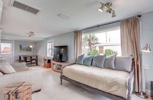St. Augustine Beach House | 💲DIRECT OCEANFRONT Romantic Cottage💲 Best Beach - Walk to Restaurants - Downtown only 5 Miles