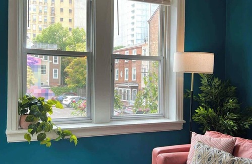 Gayborhood Apartment | Dirty Frank Bar King Bed Walkable Parking
