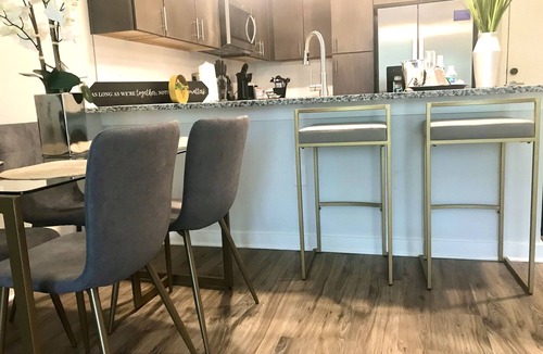 Deerwood House | DISCOUNTED/Stunning 1/1 Villa located near Mayo, UF, Jax Beach, & JAGs Stadium.