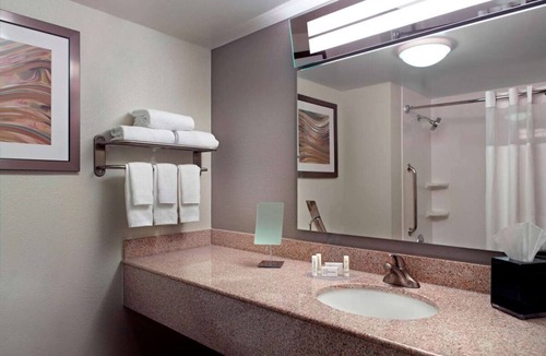 Cumberland Hotel | Discover Atlanta's Cumberland Area in Comfort w/Paws Welcome & Pool Available!