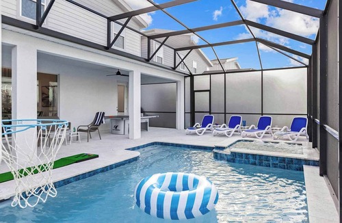 Florida Center House | Divine Dreamland | Deluxe I-Drive mansion w/video game theme RM, pool, theater