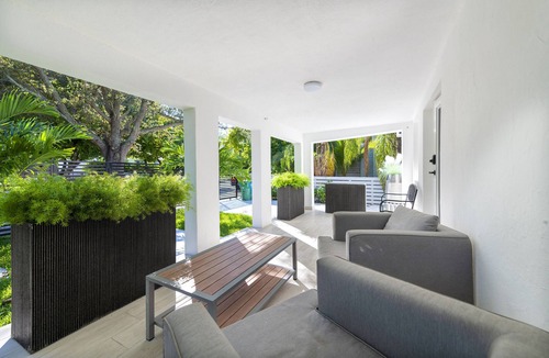 Buena Vista House | Divine Home in Design District 5BR