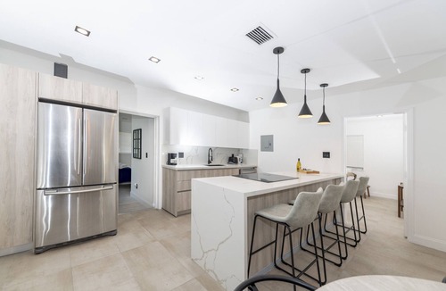 Buena Vista House | Divine Home in Design District 5BR