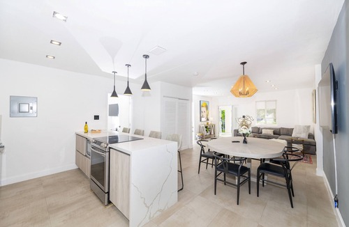 Buena Vista House | Divine Home in Design District 5BR