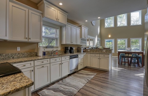 Flat Hollow Marina House | Dock Holiday – Lakefront, Sleeps 19, private dock, private hot tub