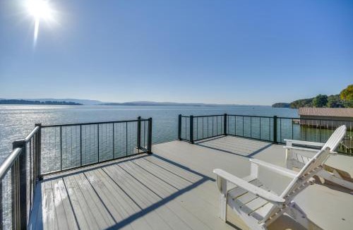Groveoak House | Dock + Panoramic Views: Guntersville Lake Retreat!