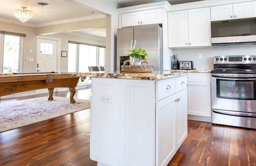 Coral Ridge Isles House | Dockside Daydreams, Cozy, Canal Front with Pool