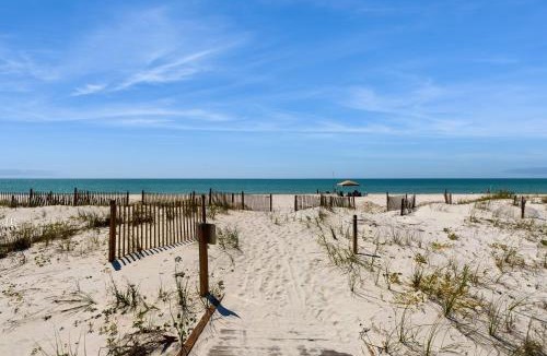 East End House | Dog-friendly beachfront home with private hot tub fireplace on-site pool AC