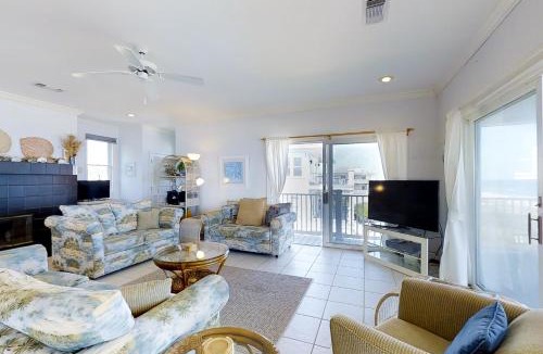 Treasure Beach Village House | Dog-friendly beachfront gem - community pool tennis washer&dryer central AC