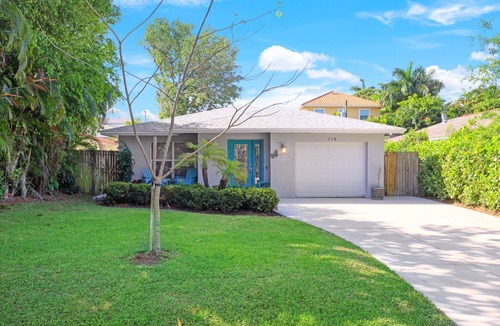 Naples Park House | Dog-friendly bungalow home with private washer/dryer, central AC, and fast WiFi