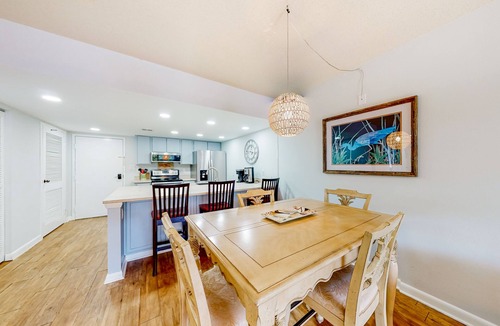 Harbour Town Condo | Dog-friendly coastal condo - water views, balcony, W/D, & AC