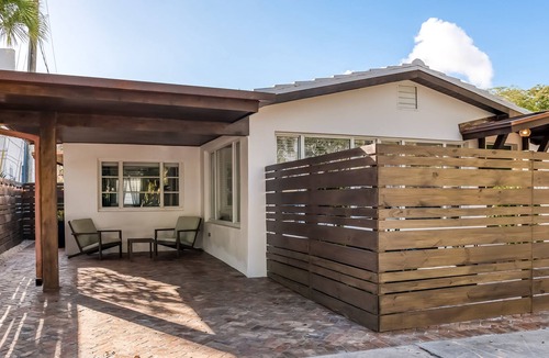 Poiciana Park II Apartment | Dog-friendly duplex with shared enclosed yard - central AC & free WiFi