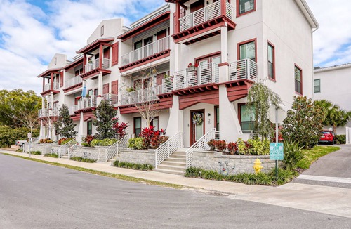 Downtown Dunedin House | Dog-friendly escape with top-floor balcony & walk to beach - 30-day minimum
