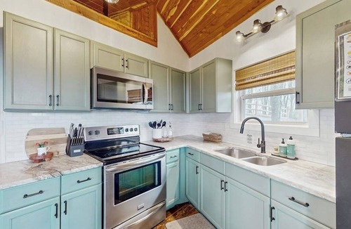 Ranger Cabin | Dog-friendly home with panoramic mountain views, wifi, and outdoor patio