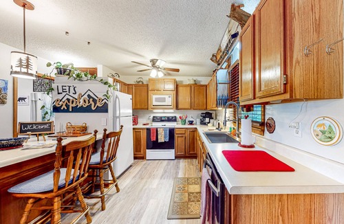 Clyde House | Dog-friendly home with spectacular mountain views, firepit, grill, fireplace