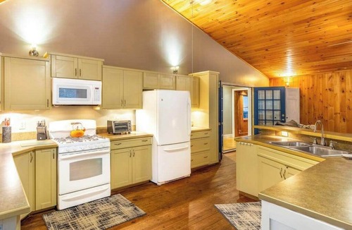 Sylva House | Dog-friendly home with WiFi, private washer/dryer, grill, hot tub, firepit