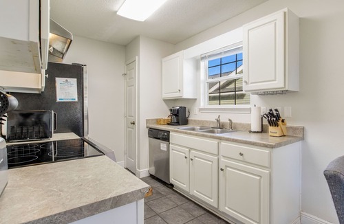 Ferry Pass House | Dog-Friendly stay less than 10 mins from UWF