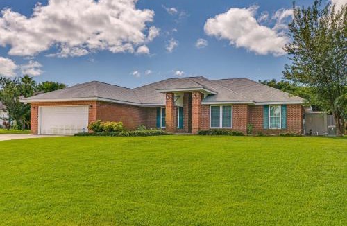 Gulf Breeze House | Dogs Welcome, 1 Mi to Zoo Gulf Breeze Retreat!