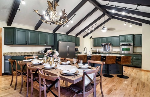 Sevierville Ski Chalet | Dolly Game Room|Secluded Escape|Fire Table|Hot Tub