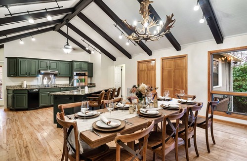 Sevierville Ski Chalet | Dolly Game Room|Secluded Escape|Fire Table|Hot Tub