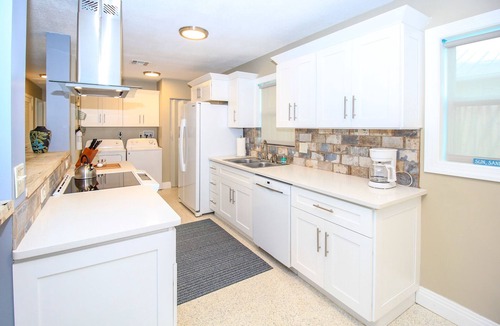 Stuart House | DOLPHIN HOUSE-MINUTES FROM BEACHES, SHOPPING & RIVERWALK! BEAUTIFULLY RENOVATED.