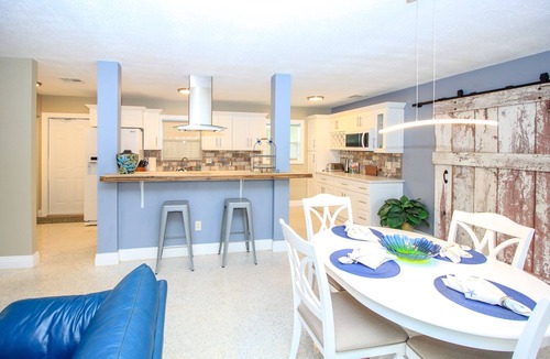 Stuart House | DOLPHIN HOUSE-MINUTES FROM BEACHES, SHOPPING & RIVERWALK! BEAUTIFULLY RENOVATED.