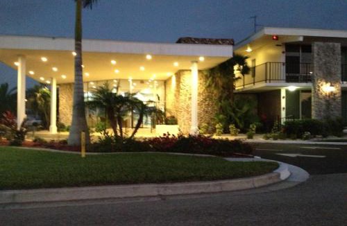 Caloosahatchee Resort | Dolphin Key Resort - Cape Coral