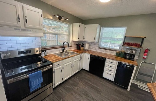 Knoxville House | Don's North Hills · Mid-Century Rancher in Historic North Hills
