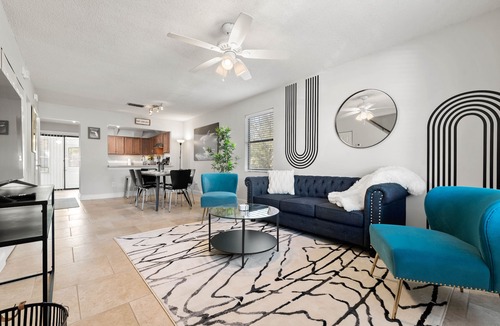 Palm Valley House | Double Ensuite Bedrooms in Cheerful Townhouse