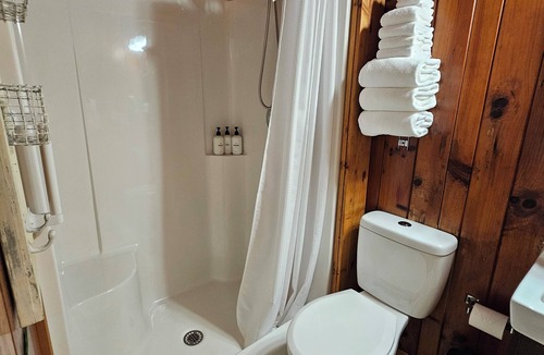 Hendersonville Hotel | Double Queen Hotel Rm Near DT Hendo & Flat Rock
