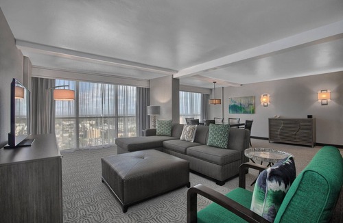 Florida Center Hotel | DoubleTree by Hilton at the Entrance to Universal Orlando