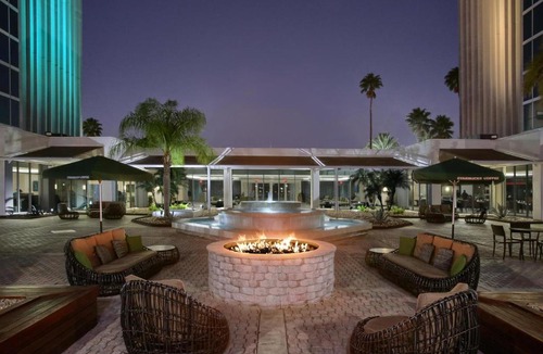 Florida Center Hotel | DoubleTree by Hilton at the Entrance to Universal Orlando