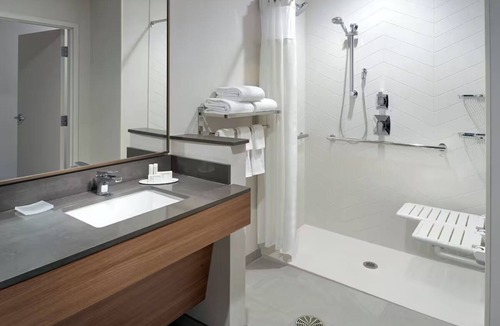 Athens Hotel | Downtown Athens 2 Queen Rm Breakfast, Pool & Gym