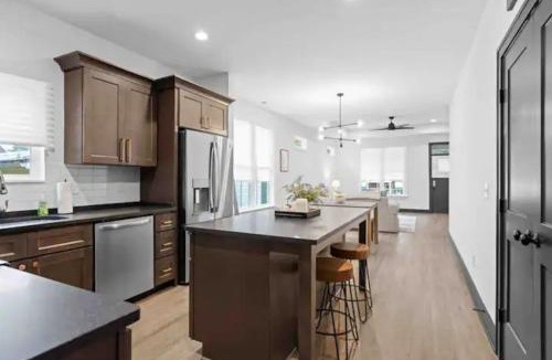 Chattanooga House | Downtown Chattanooga that Sleeps 8 with a Pool Table