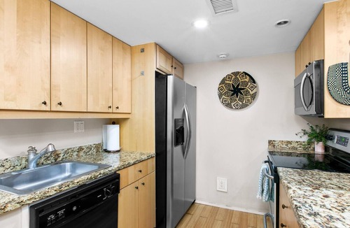 Downtown Asheville Condo | Downtown Condo! Walk Everywhere w/Assigned Parking and Laundry in Unit