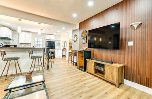 Cornelius House | Downtown Cornelius Bungalow Walk to Dining & Cain Center Karaoke + Darts