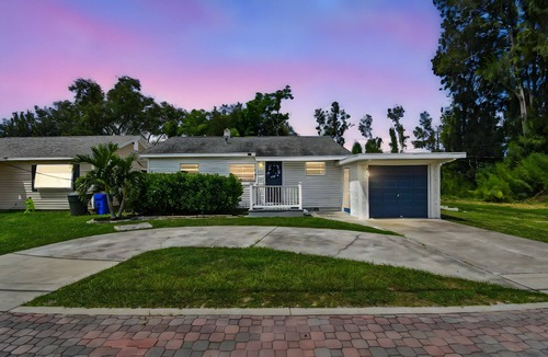 Dunedin House | Downtown Dunedin With Privacy Yet Close To It All