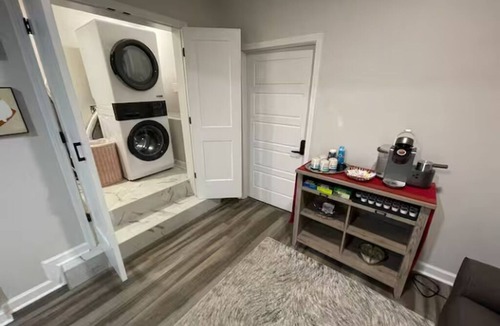 Uptown Apartment | Downtown Hideaway for 6!