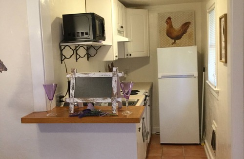 Parrot Cove Cottage | DOWNTOWN LAVENDER HOUSE FARMHOUSE COTTAGE PARROT COVE WALK TO BEACH BARS DINING