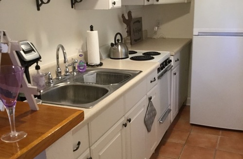 Parrot Cove Cottage | DOWNTOWN LAVENDER HOUSE FARMHOUSE COTTAGE PARROT COVE WALK TO BEACH BARS DINING