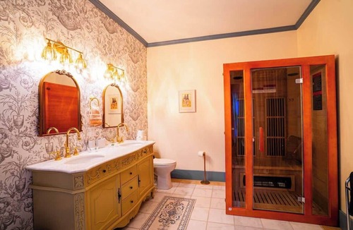 Maryville House | Downtown Maryville Luxury Room Private Ensuite