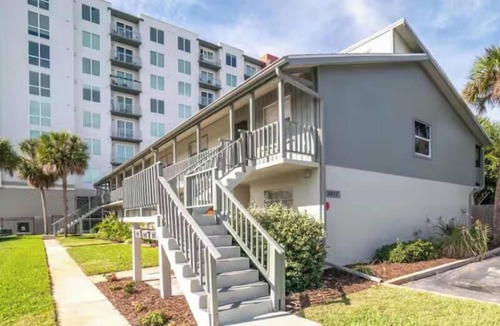 Historic Downtown Melbourne Condo | Downtown-Melbourne Beach-Dining-Cafes Walk to Everything