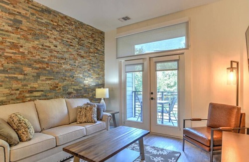 Asheville Condo | Downtown Open Concept with Balcony
