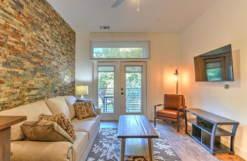 Asheville Condo | Downtown Open Concept with Balcony
